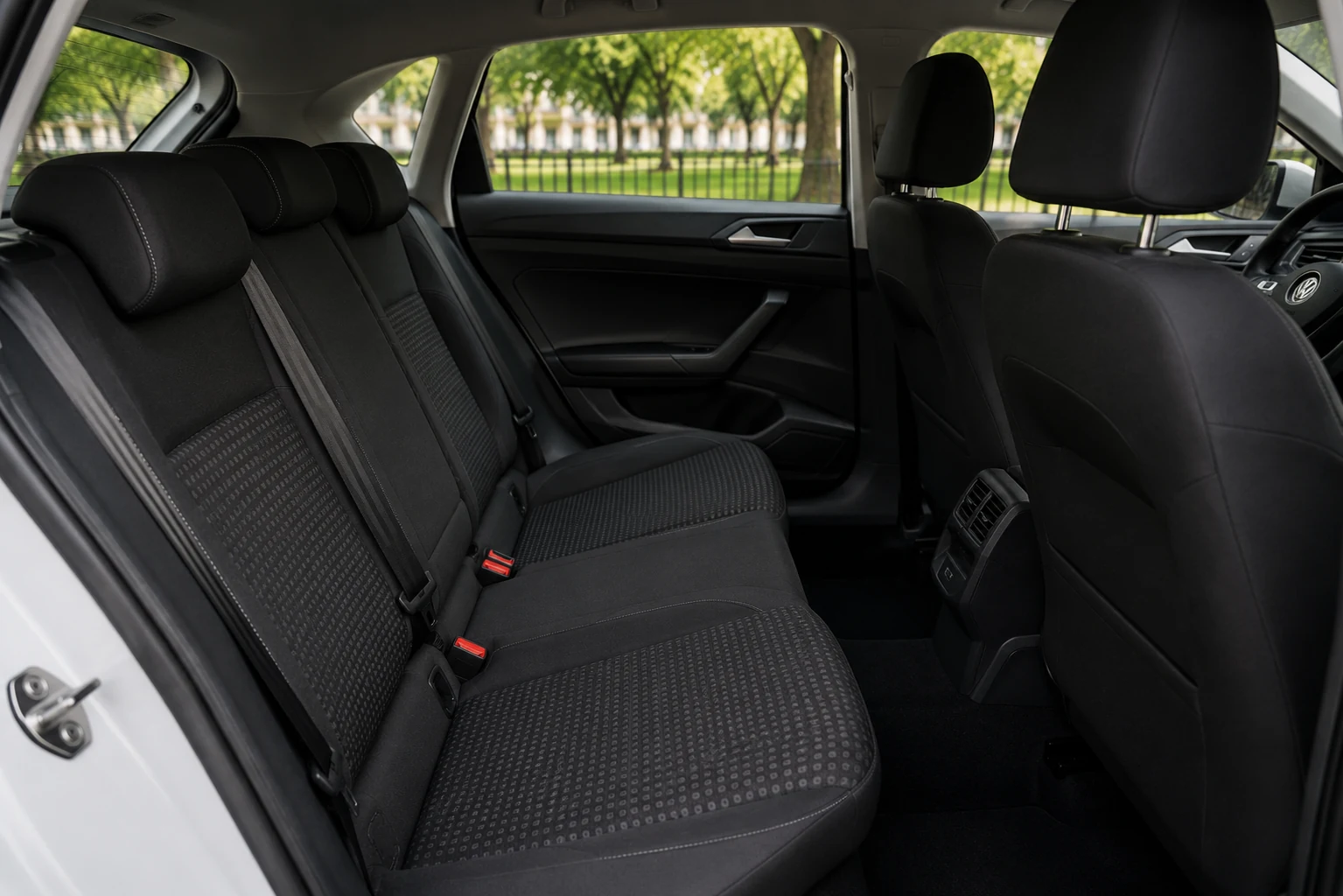 Volkswagen Nivus Trendline dark cloth rear seats and passenger space